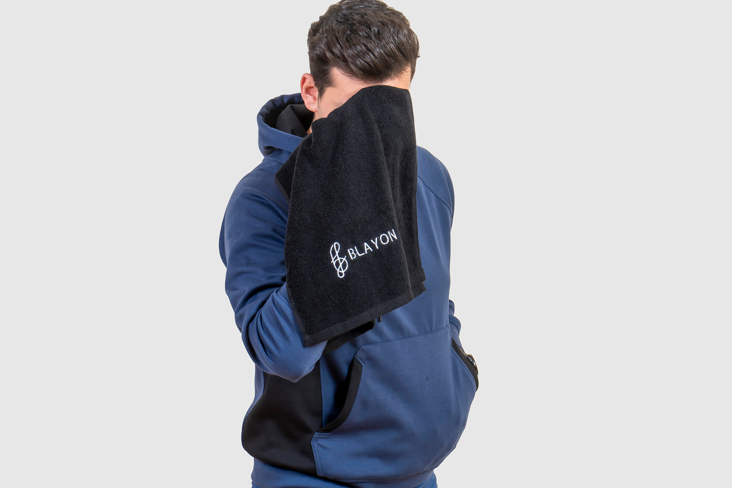 man using the sports towel to remove sweat easily after his gym workout